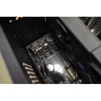 Б/У ПК (Xeon E3-1230 V6, 16 384 МБ, HDD 1000 ГБ, SSD 240 ГБ, Radeon RX580, GA-H110M-D3A, 700 W). Новые корпус и SSD. Процессор аналог Core i7-7700-9